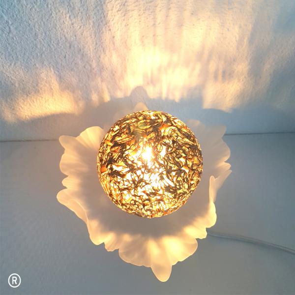 fleur et boule en dentelle de carton