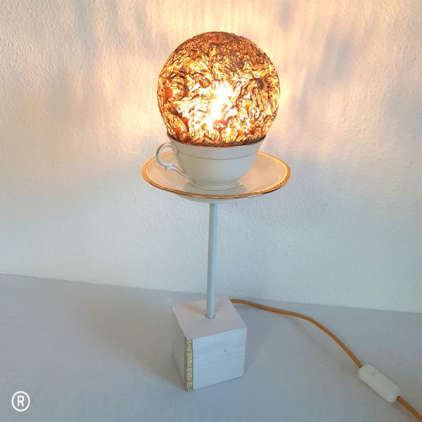 tasse de thé avec boule en dentelle de carton