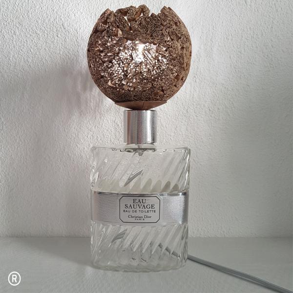 gros flacon d'eau sauvage de dior transformé en lampe avec boule en dentelle de carton