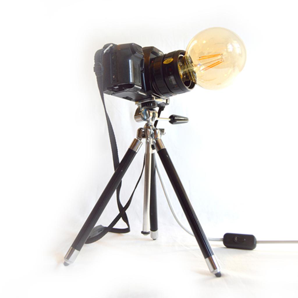 appareil photo argentique monté en lampe